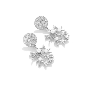 Eleganti orecchini a goccia in corallo dorato con trama martellata e perle finte