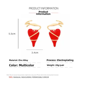 Vue détaillée des boucles d'oreilles cœur en émail rouge avec dimensions 5,5x3,4cm