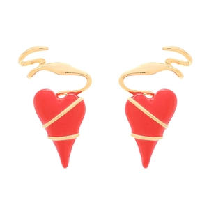 Détail des boucles d'oreilles cœur en émail rouge avec spirales dorées sur fond blanc