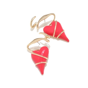 Boucles d'oreilles cœur rouge vintage avec émail doré et design d'épines sur blanc
