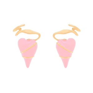 Boucles d'oreilles cœur chic en émail rose avec détails dorés sur fond blanc