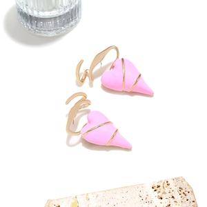 Boucles d'oreilles cœur rose exagérées avec émail et détails de fils dorés en épines