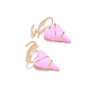 Vue détaillée des boucles d'oreilles cœur en émail rose avec accents dorés épineux