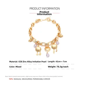 Detailansicht der goldfarbenen Kette mit Muschelanhängern, Seesternen und lila Perlen