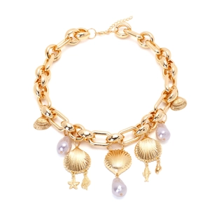Goldene grobe Gliederkette mit Barockperlen, Muschel- und Seesternanhängern auf weißem Grund
