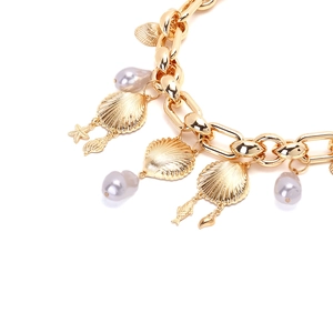 Goldkette mit Muschel- und Barockperlenanhängern im luxuriösen Ozean-Stil