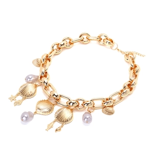 Barockperlen-Halskette mit goldenen Muscheln und Seesternen an grober Gliederkette
