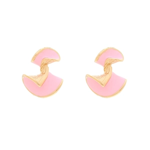Orecchini a perno attorcigliati moderni con smalto rosa e metallo dorato su sfondo bianco