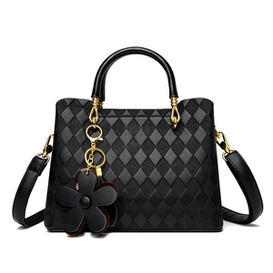 Sac À Main Femme Cuir PU Matelassé Matériel Doré Poignée Supérieure Bandoulière Avec Pendentif Fleur Élégant