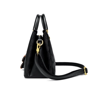 Sac à main classique en cuir noir matelassé avec garniture dorée et bandoulière
