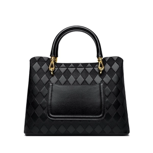 Sac à main matelassé noir classique en cuir avec détails dorés et motif losange