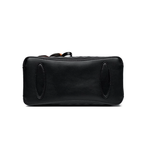 Vue du fond d'un sac à main noir matelassé avec coutures renforcées et empiècements ovales