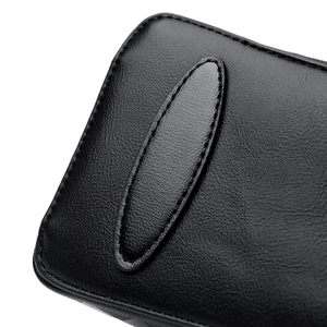 Détail d'un sac en cuir noir avec matelassage en losange et finitions de couture fines