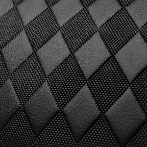 Gros plan sur le motif à losanges matelassé avec texture grainée et détails de maille