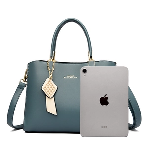 Sac à main minimaliste en cuir bleu canard avec comparaison de taille iPad
