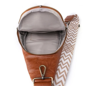 Braune PU-Leder Brusttasche mit Litschi-Struktur und breitem geometrischem Webgurt