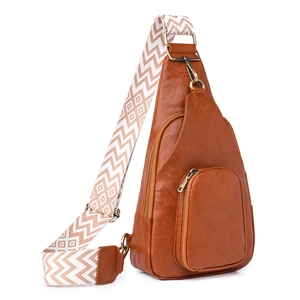 Braune Brusttasche aus Kunstleder mit Retro-Struktur und breitem buntem Webriemen