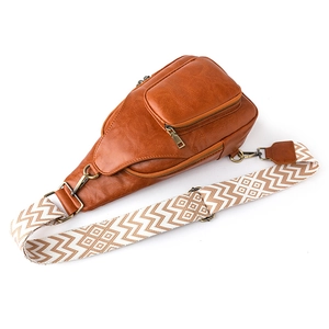 Braune Brusttasche aus PU-Leder mit geometrisch gewebtem breitem Schultergurt auf Weiß