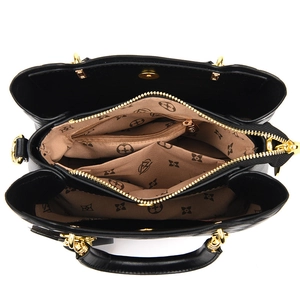 Vue intérieure du sac à main noir à losanges avec trois compartiments et doublure