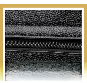 Dettaglio borsa in pelle nera a grana litchi con doppia cucitura e zip in metallo