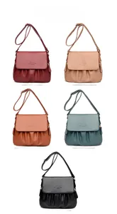 Selezione di borse a tracolla in ecopelle bordeaux, kaki, marrone, verde e nero