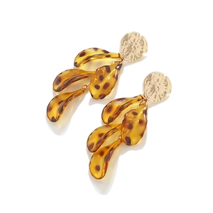 Chic multi-layer leopard leaf tassel earrings in gold metal and amber resin texture