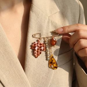 Broche Vintage en Alliage Doré Avec Feuille d'Érable Léopard et Pendentifs Goutte en Résine Épingle de Sûreté Exagérée
