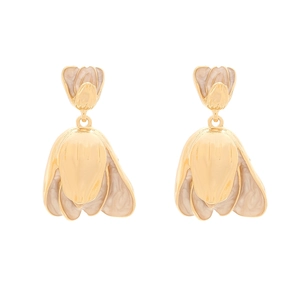 Elegante goldfarbene Tulpen-Ohrhänger mit cremefarbener Emaille auf weißem Hintergrund