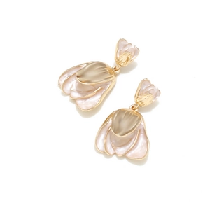 Detailaufnahme der rosa-weißen Tulpen-Emaille-Ohrringe mit eleganten goldenen Metalldetails