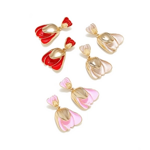 Detailansicht der Tulpen-Ohrhänger in Rot, Rosa und Weiß mit Gold-Finish