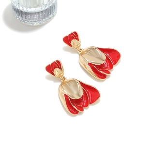 Detailansicht der Vintage-Tulpenohrringe mit roter Emaille und Goldbeschichtung