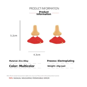Détail des boucles d'oreilles nez et lèvres émaillées rouges avec dimensions de 5,2 cm