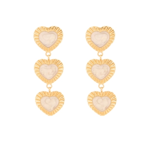 Dettaglio orecchini pendenti a cuore in oro con smalto crema e finitura in metallo plissettato
