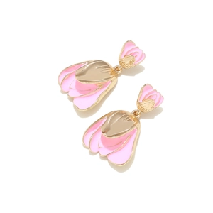 Detailansicht roter Tulpen-Ohrringe mit goldenem Rahmen und Emaille-Finish