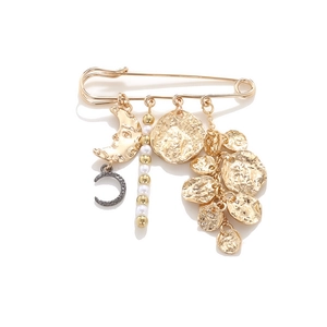 Broche épingle dorée céleste avec pendentifs lune et disques métalliques texturés