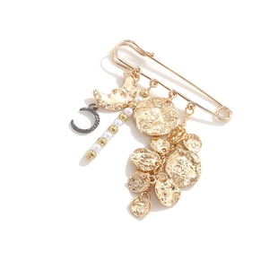 Broche vintage dorée avec pendentif lune et disques géométriques martelés à franges
