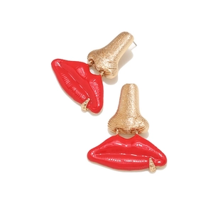 Boucles d'oreilles pendantes vintage en forme de nez doré et lèvres rouges