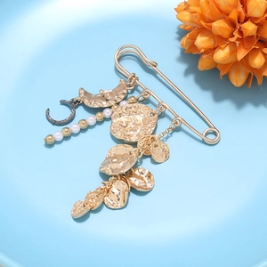 Broche dorée géométrique avec pendentif lune et pampilles de perles élégantes