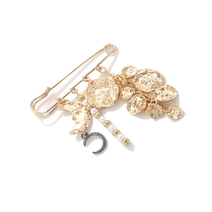 Broche dorée avec pendentifs lune et disques géométriques à pompon et perles