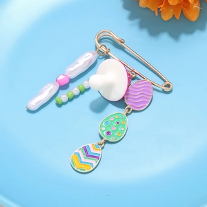Spilla uovo di Pasqua con perle barocche e ciondoli colorati su spillo dorato