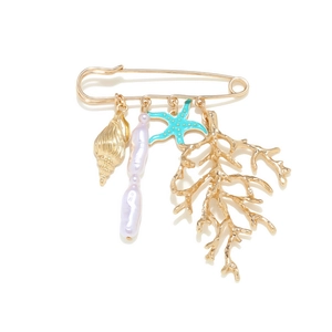 Broche océan dorée avec perle baroque, étoile de mer, corail et breloques de coquillages