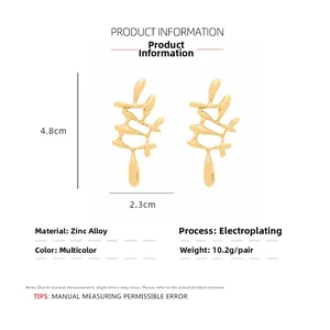 Détail des boucles d'oreilles feuilles dorées évidées en alliage de 4,8cm x 2,3cm