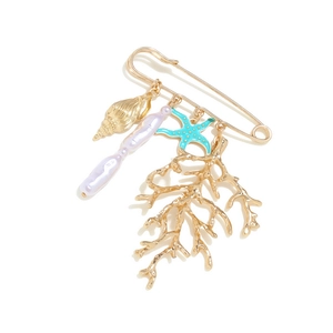 Broche coquillage doré et perle baroque avec étoile de mer et corail sur fond blanc éclatant