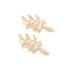 Boucles d'oreilles feuilles creuses dorées avec un design de branche 3D poli