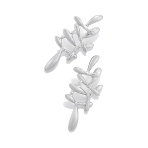 Détails de boucles d'oreilles en argent au design de métal liquide et feuilles ajourées