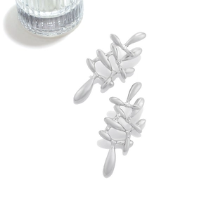 Boucles d'oreilles modernes en métal fluide avec design de branche irrégulière en argent