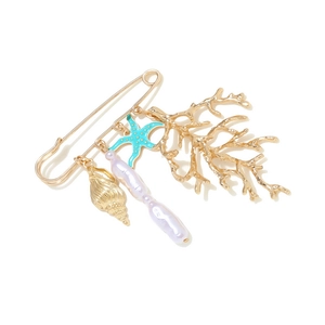 Broche perle baroque avec pendentifs corail et étoile de mer en style marin doré