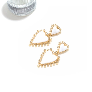 Pendientes de corazón vintage en metal dorado con esmalte blanco y borde perlado