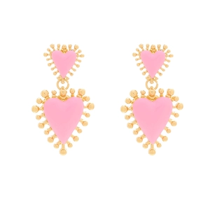 Vista macro de aretes de corazón escalonados en esmalte rosa con borde perlado dorado