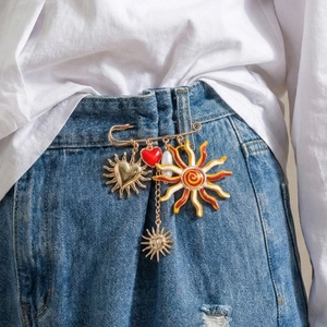 Exaggerated Alloy Brooch Pin With Sun Heart Enamel Pendants And Faux Artificial Pearl Women Jeans Waist Tightening Decorative